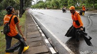 Pasukan oranye berjuang untuk membersihkan sampah.