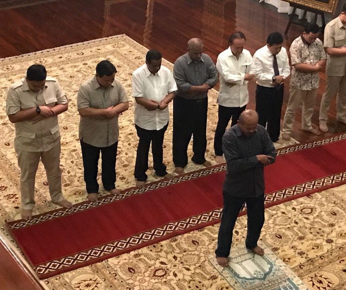 Saat Novanto dan Prabowo Salat Magrib Bersama