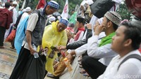 Beberapa peserta aksi tengah mengumpulkan sampah. Grandyos Zafna/detikFoto.