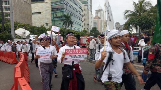Massa Aksi Demo 2 Desember Mulai Jalan Kaki via Bundaran HI ke Monas