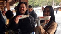 Foto: Ada 7 jenis peruntungan dari Omikuji, yang paling mujur sampai yang tidak beruntung, yaitu: daikichi, chukichi, shokici, kishi, suekichi, kyo, dan daikyo. Bila ramalan dirasa kurang beruntung, traveler bisa membeli Omamuri (jimat) untuk menangkalnya. Omikuji dan Omamuri bisa dibeli seharga 200 Yen (setara Rp 24 ribu) per buahnya (Aryo/detikTravel)