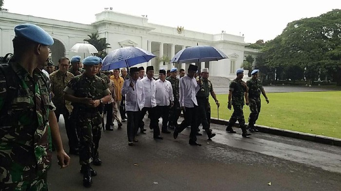 Tembus Hujan ke Monas, Jokowi-JK Pegang Payung Sendiri