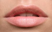 Blogger Kecantikan Ini Oleskan Wasabi untuk Ciptakan Efek Bibir Tebal