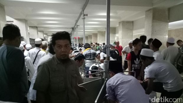 Peserta aksi sedang berwudu