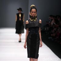 Koleksi Ivan Gunawan mengangkat tema Manggali di Jakarta Fashion Week 2017. Senayan City. Jakarta. [Foto: Mohammad Abduh/Wolipop]