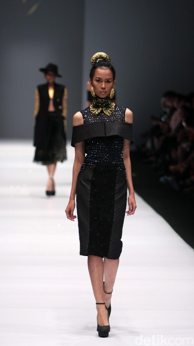 Koleksi Ivan Gunawan mengangkat tema Manggali di Jakarta Fashion Week 2017. Senayan City. Jakarta. [Foto: Mohammad Abduh/Wolipop]