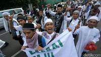 Massa aksi damai 2 Desember melintas di kawasan Cikini.