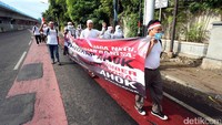 Massa aksi damai 2 Desember juga memakai ikat kepala merah putih.