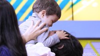 Jessica sangat menikmati waktu luang bersama putra semata wayangnya, El. Pool/Ismail/detikFoto.