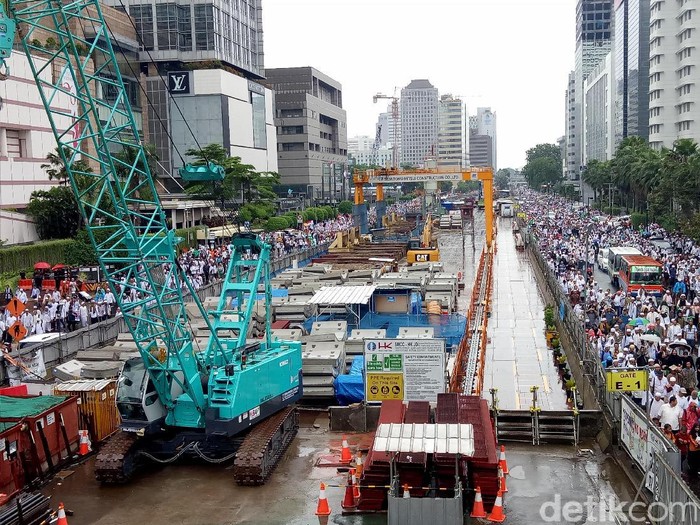 Massa Aksi 2 Desember Bubar, Jalan MH Thamrin ke Bundaran HI Penuh Sesak