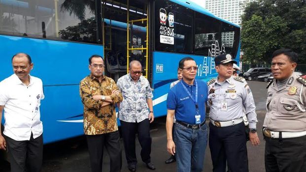 Menhub mengecek kesiapan bus-bus.