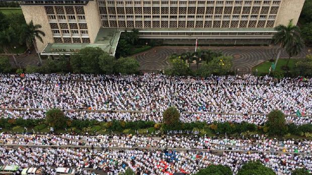Penampakan Peserta Aksi 2 Desember 'Putihkan' Patung Kuda hingga Thamrin