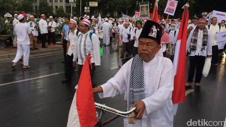 Cerita Pak Mulyono yang Bersepeda Sendiri untuk Ikuti Aksi 