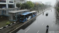 Bus TransJakarta tetap beroperasi.