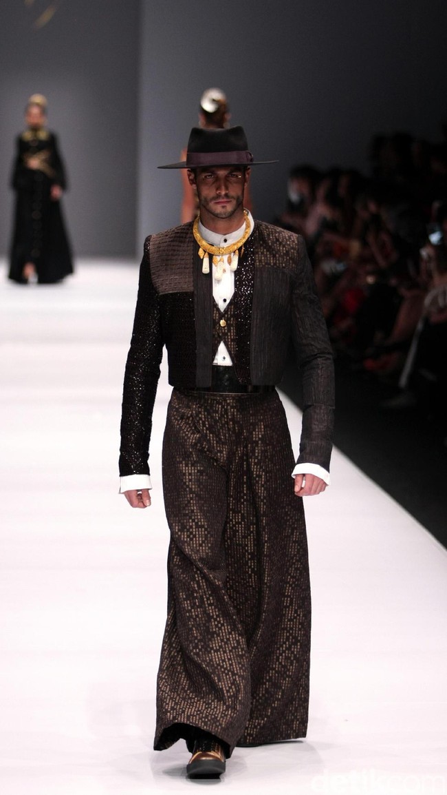 Koleksi Ivan Gunawan mengangkat tema Manggali di Jakarta Fashion Week 2017. Senayan City. Jakarta. [Foto: Mohammad Abduh/Wolipop]