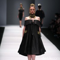 Koleksi Ivan Gunawan mengangkat tema Manggali di Jakarta Fashion Week 2017. Senayan City. Jakarta. [Foto: Mohammad Abduh/Wolipop]
