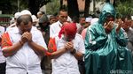 Momen Khusyuk Massa Salat Jumat Berjas Hujan