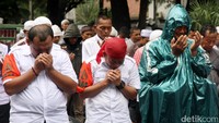 Beberapa jemaah berdoa sambil meneteskan ari matanya.