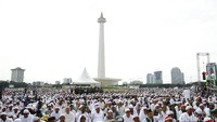 Kawasan Monas terlihat putih oleh sejumlah massa aksi 2 Desember.