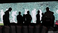 Polisi berjaga di kolong jembatan Taman Ria Senayan.