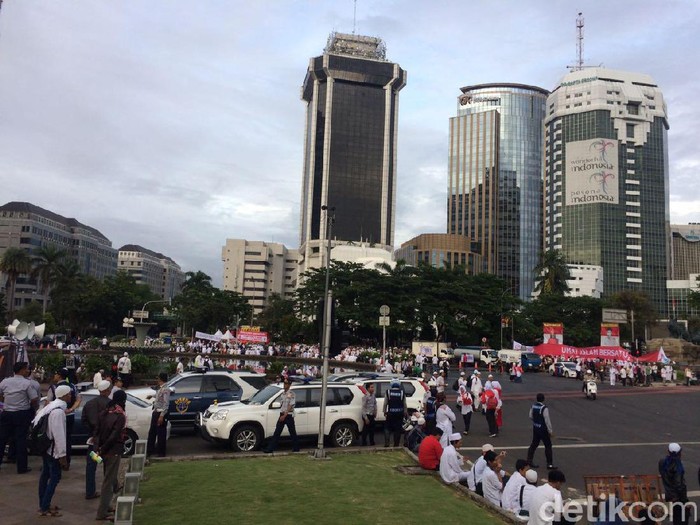 Massa Aksi Damai Berdatangan via Patung Kuda