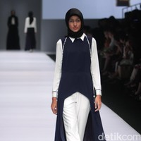 Koleksi Brand Jenahara Black Label mengusung tema Ignis Fatuus di Jakarta Fashion Week 2017. Senayan City. Jakarta [Foto: Mohammad Abduh/Wolipop]