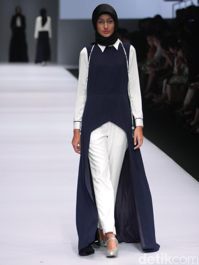 Koleksi Brand Jenahara Black Label mengusung tema Ignis Fatuus di Jakarta Fashion Week 2017. Senayan City. Jakarta [Foto: Mohammad Abduh/Wolipop]