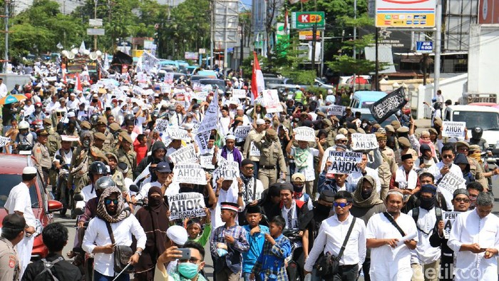 Aksi 2 Desember di Makassar, Massa Disambut Wali Kota dan Gubernur Sulsel