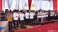 Jokowi dan JK salat Jumat di bawah tenda yang ada di sisi barat Monas. Di sisi kiri Jokowi ada Menag Lukman Hakim Saifuddin sementara di sisi kanan JK ada Menko Polhukam Wiranto. Pool/Setpres.