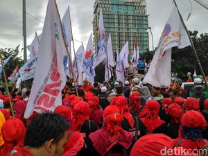 Massa Buruh Berkumpul di Tugu Tani, Sebagian Bubar Usai Nyanyi Indonesia Raya