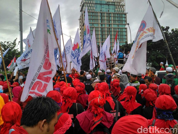 Massa Buruh KSPI Berkumpul di Tugu Tani