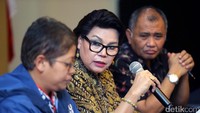 Ketua KPK Agus Rahardjo (kanan), Wakil Ketua KPK Basaria Panjaitan (tengah) dan Plh Kabiro Humas KPK Yuyuk Andriati (kiri), memberikan keterangan pers di Gedung KPK, Jakarta, Jumat (2/12).