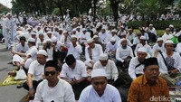 Massa aksi 2 Desember juga membentuk barisan.