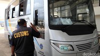 Petugas Bea dan Cukai Indonesia memeriksa setiap mobil yang ingin memasuki Timor Leste.