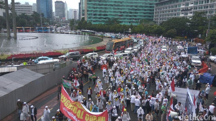 Diguyur Gerimis, Massa dari HI Terus Longmarch ke Monas