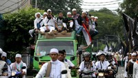 Massa berangkat ke Monas menggunakan sepeda motor dan truk.