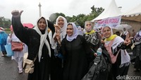 Massa peserta aksi 2 Desember foto bersama sebelum meninggalkan Monas. Mereka foto bersama dengan latar belakang Monas.