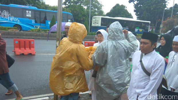  Diguyur Gerimis, Massa dari HI Terus <i>Longmarch</i> ke Monas