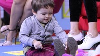 Ia tampak asyik memainkan tali sepatunya yang lepas. Pool/Ismail/detikFoto.