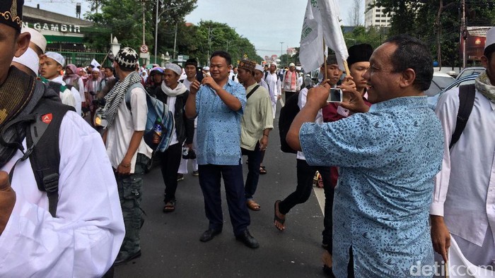 Pengendara Berselfie Ria dengan Peserta Aksi Damai di Medan Merdeka Timur