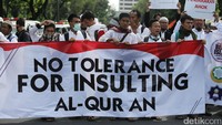 Berjalan kaki, mereka juga membawa sejumlah spanduk.
