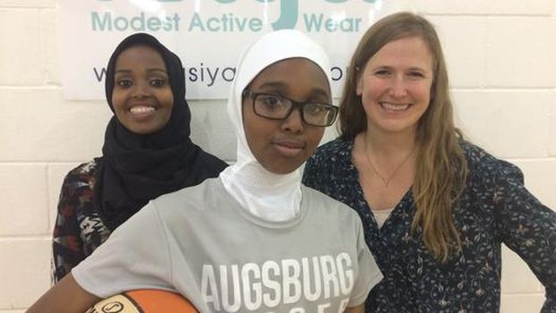 Fatima Hussein (kiri)