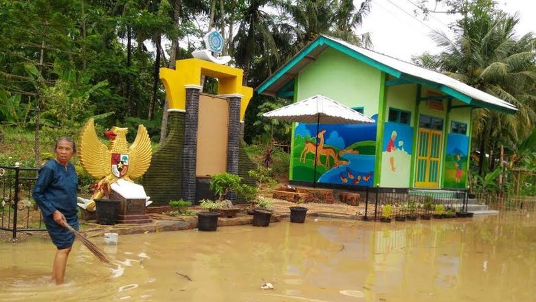 Banjir di Pacitan Surut, Warga Kini Butuh Air Bersih Banjir di Pacitan Surut, Warga Kini Butuh Air Bersih