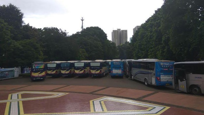 Bus Damri di Parkir Timur Senayan Ini Siap Antar Massa Aksi 2 Desember Pulang