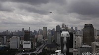 Sebuah helikopter milik TNI AD dan Kepolisian memantau aksi tersebut lewat udara.