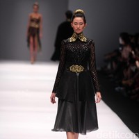 Koleksi Ivan Gunawan mengangkat tema Manggali di Jakarta Fashion Week 2017. Senayan City. Jakarta. [Foto: Mohammad Abduh/Wolipop]