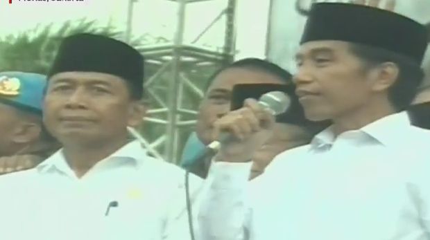 Jokowi memberi sambutan di panggung Aksi Bela Islam III