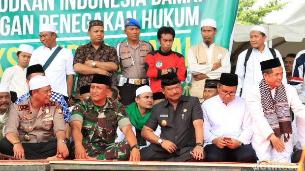 Aksi 2 Desember di Makassar, Massa Disambut Wali Kota hingga Gubernur Sulsel