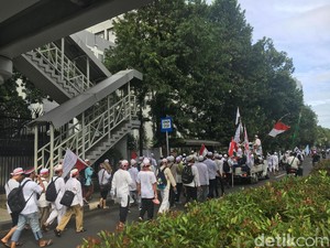 Longmarch ke Monas, Massa Aksi 2 Desember Penuhi Jl HR Rasuna Said