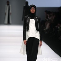 Koleksi Brand Jenahara Black Label mengusung tema Ignis Fatuus di Jakarta Fashion Week 2017. Senayan City. Jakarta [Foto: Mohammad Abduh/Wolipop]